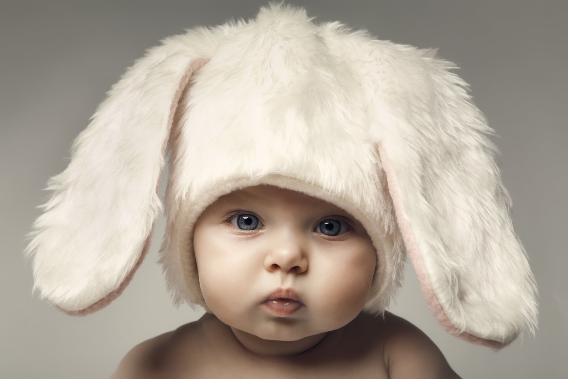 bébé heureux bébé grands beaux yeux bleus chapeau pâques bébé lapin enfant drôle enfants adorable chapeau lapin mignon