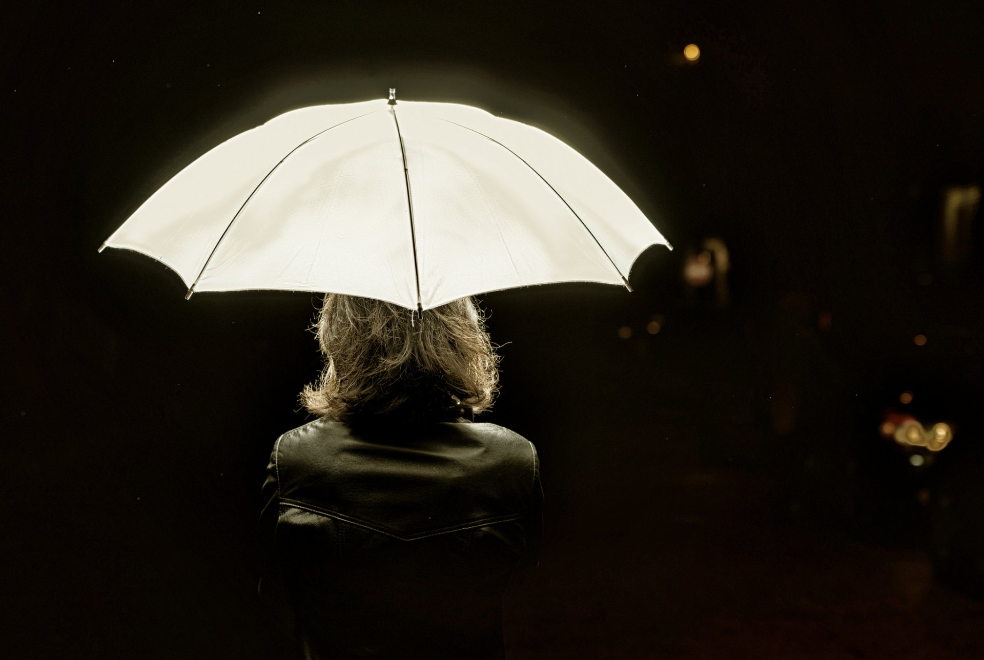 nuit pluie femme parapluie blanc fluorescent