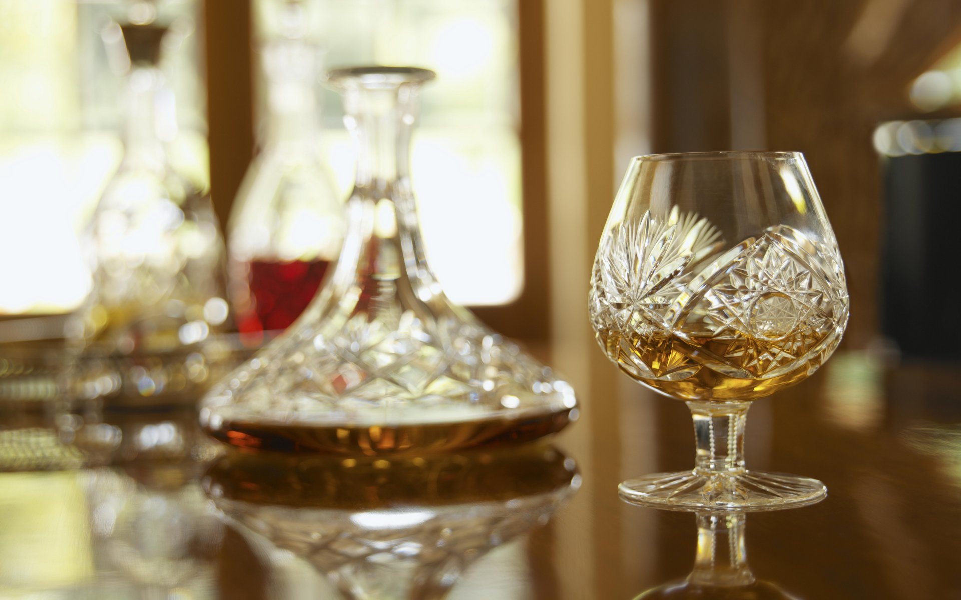 table carafe fougeres whisky reflection blur