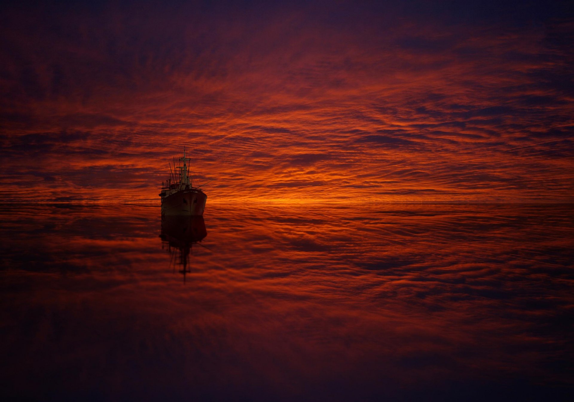 barco mar nubes reflexión