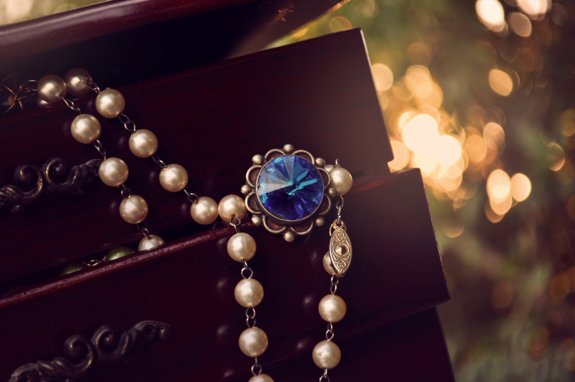 box beads suspension stone blue pendant bokeh