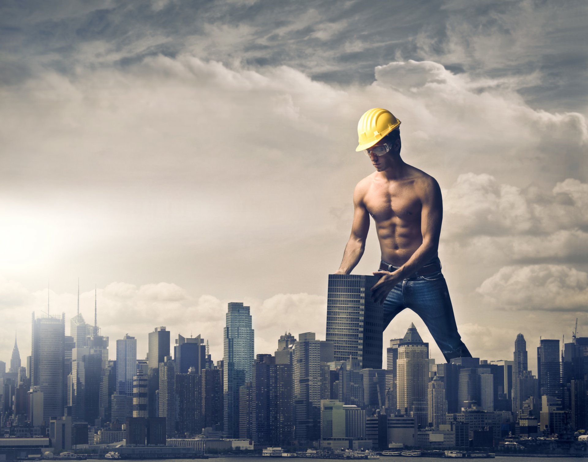 creativo ciudad hombre casco gafas nubes cielo gigante edificios