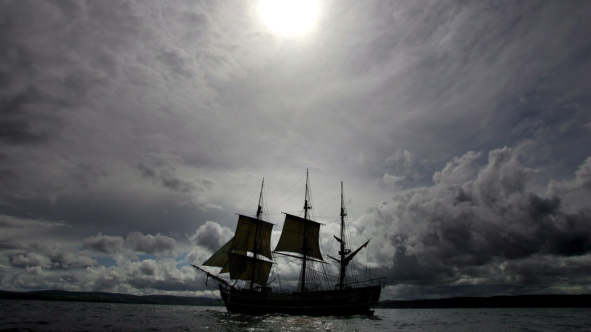 barco velero cielo nubes