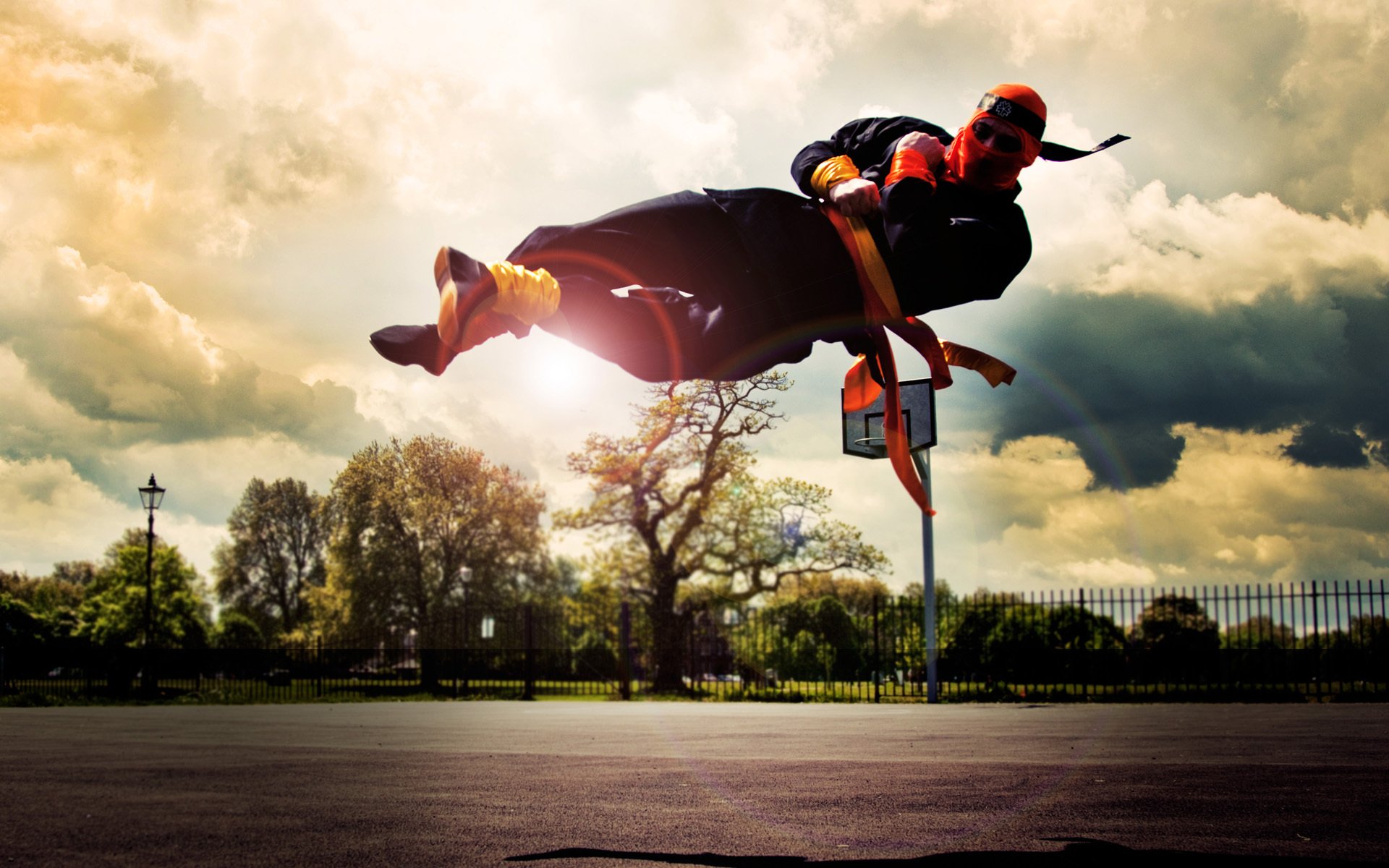 parkour tricking betrügen kork straße himmel zaun ring maske ninja regenbogen