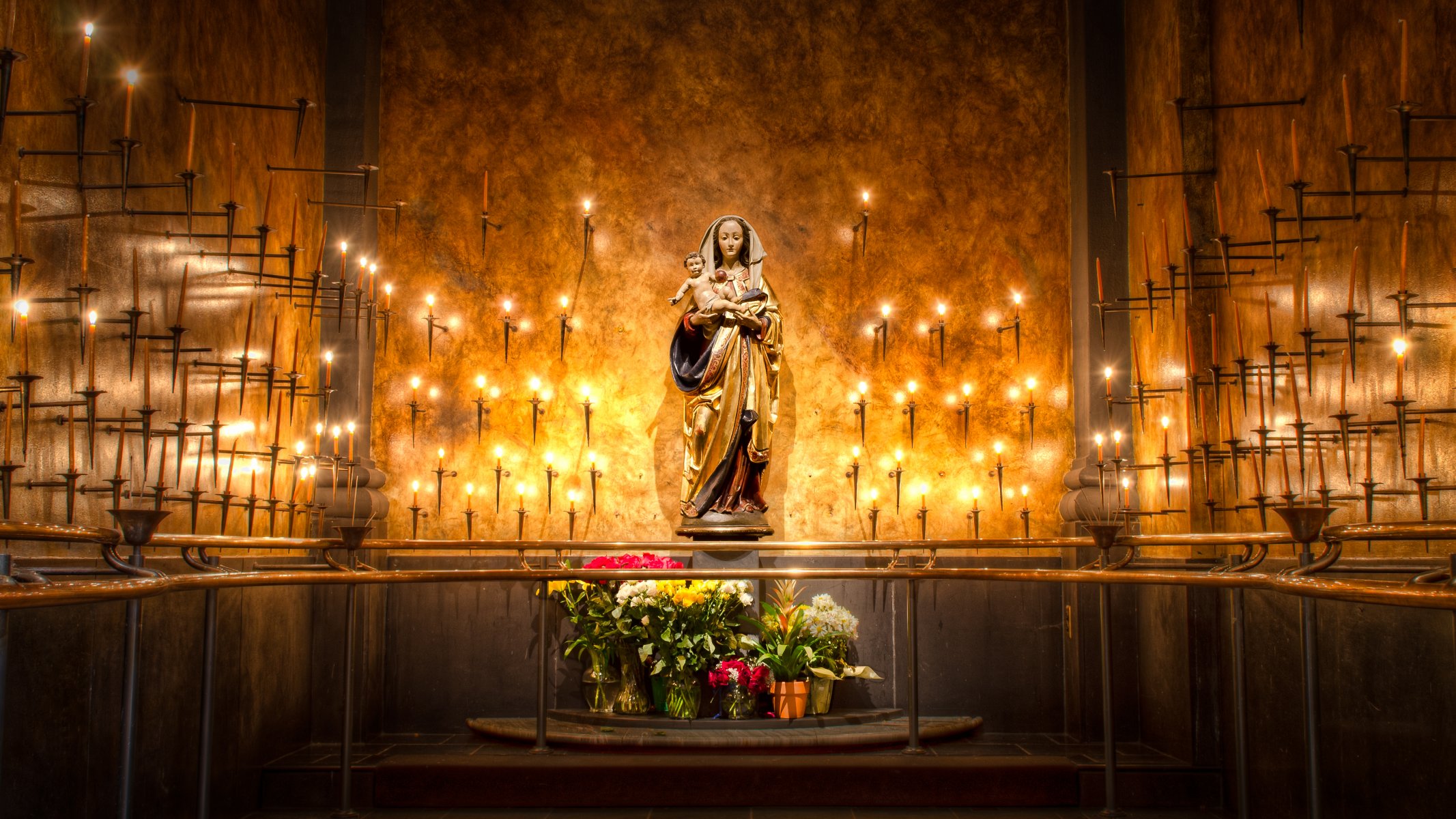 vierge marie statue bougies fleurs