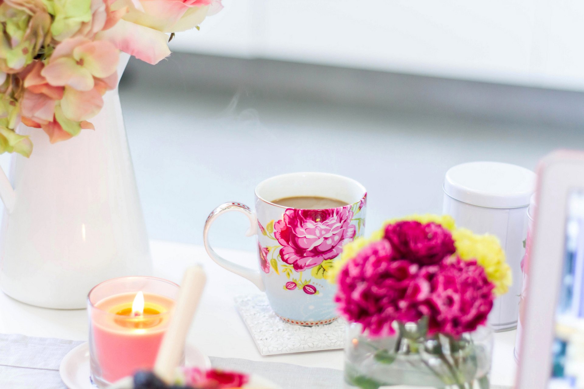 café taza patrón rosas flores florero velas desayuno