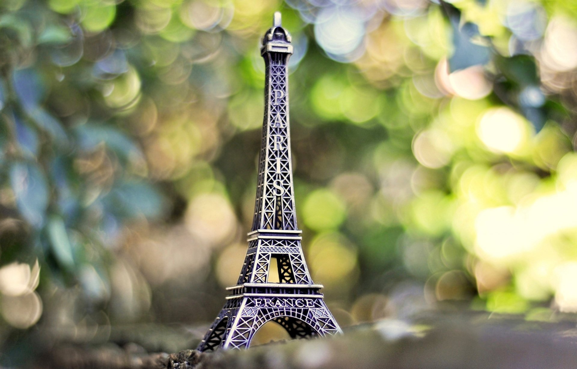 parigi francia la tour eiffel torre eiffel statuetta stand bokeh sfocatura verde