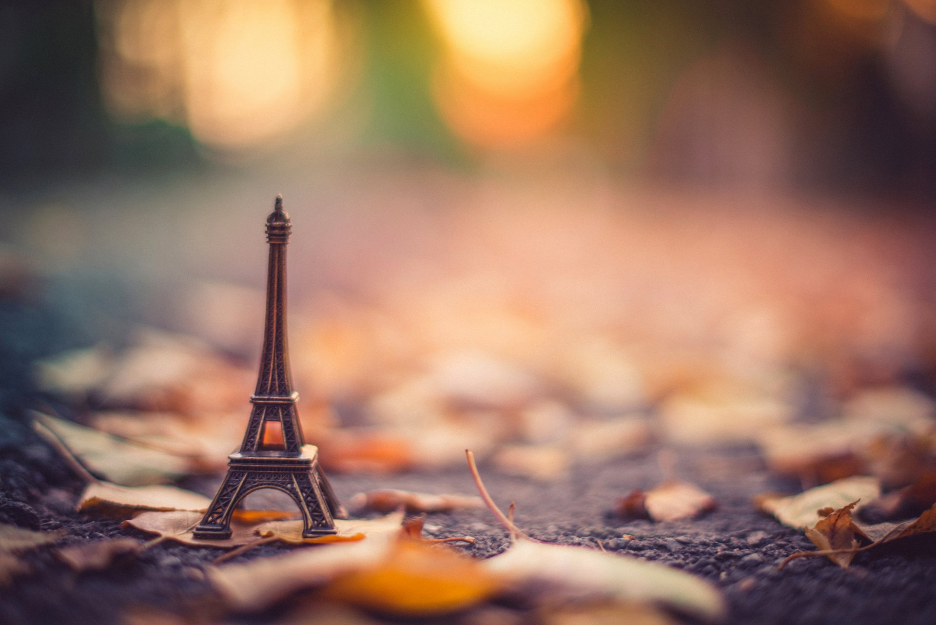 statuette stand la tour eiffel tour eiffel asphalte feuilles sec automne bokeh flou