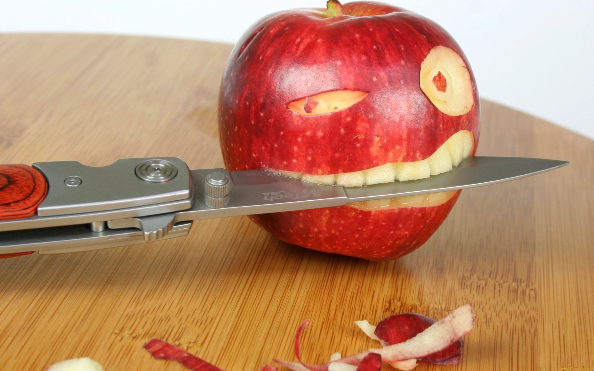 manzana cuchillo mesa dientes ojos