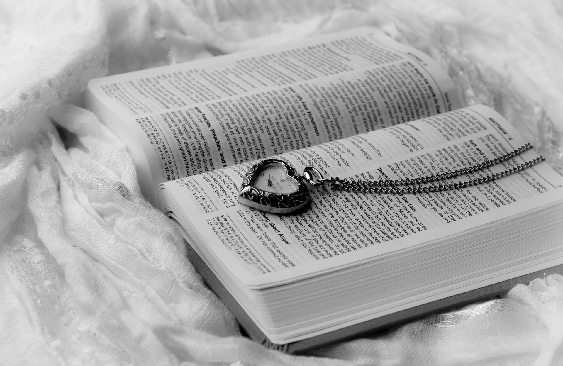 reloj corazón libro páginas texto