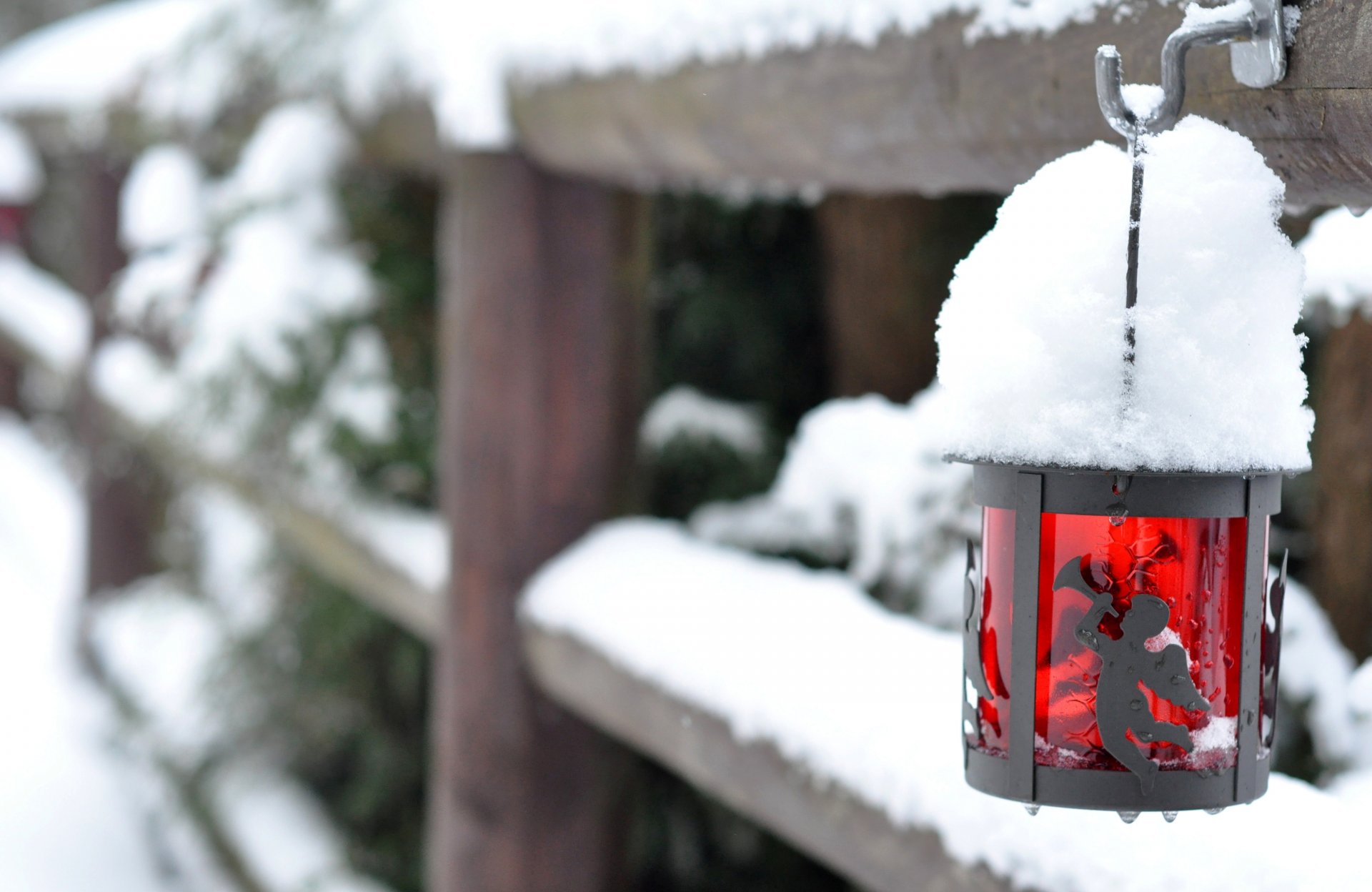 lanterne lampe de poche verre rouge clôture clôture neige hiver