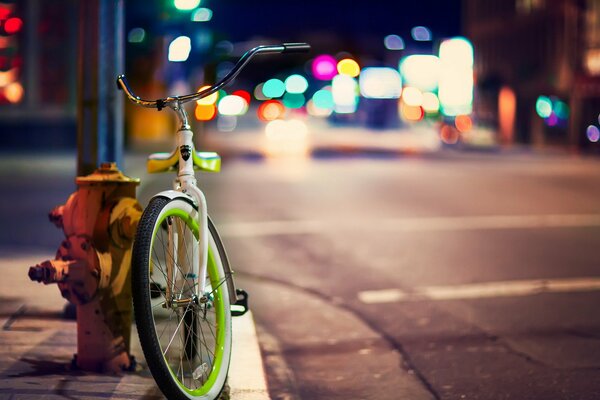 Bicicleta, ciudad nocturna, calle