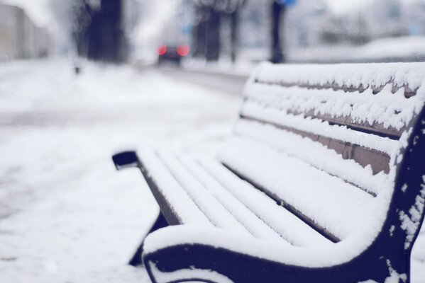 Hermoso banco al aire libre en la nieve