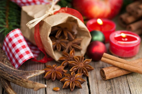 Sac de Noël avec des fleurs de cannelle