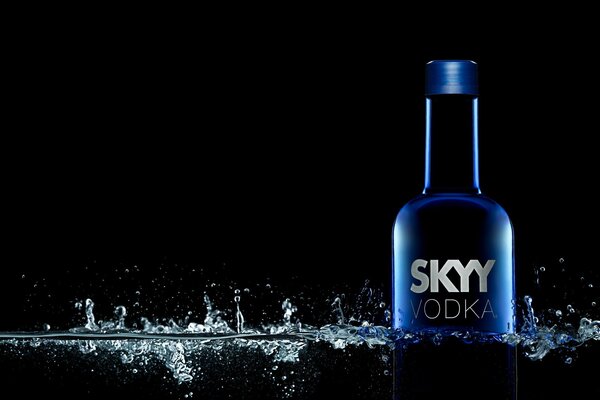 SKYY Vodka su sfondo nero con gocce d acqua