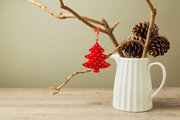 Décoration de Noël dans une cruche blanche