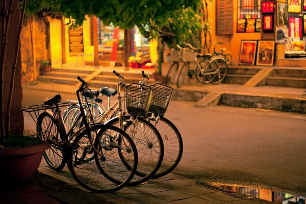 Bicicletas en la acera en una noche de verano tranquila