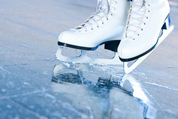 Patines blancos en hielo espejo