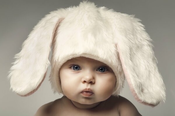 Heureux bébé dans un costume de lapin