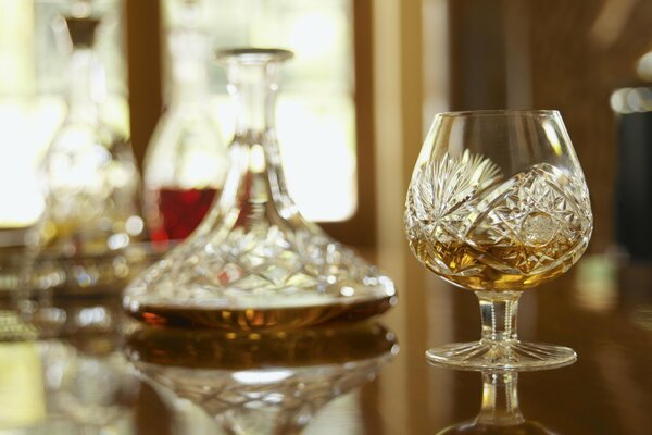 Bicchiere da vino e decanter in cristallo con whisky