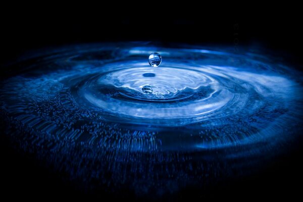 The flight of a drop of water in slow motion