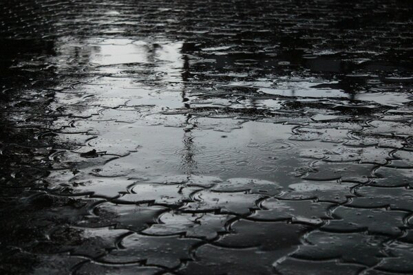 Llueve en la calle oscura