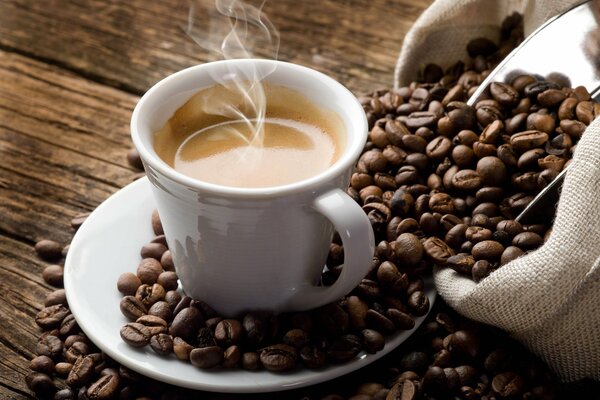 Un sac de grains de café, près d une tasse d espresso infusée