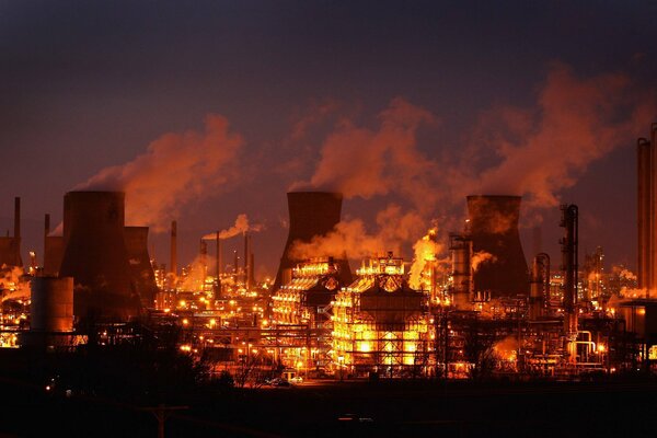 Ville de nuit et usine avec illuminations incluses