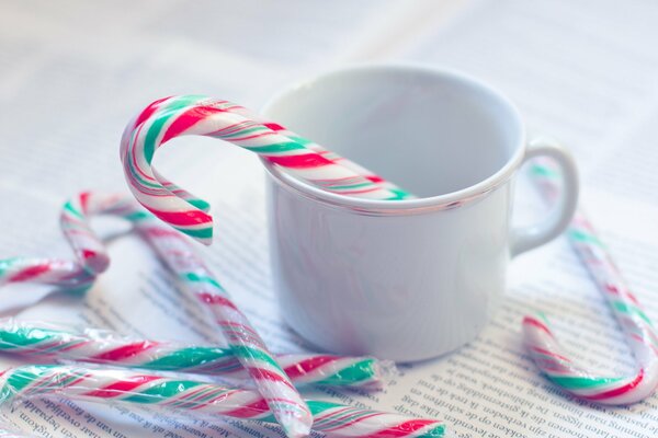 Taza blanca con piruletas de Navidad