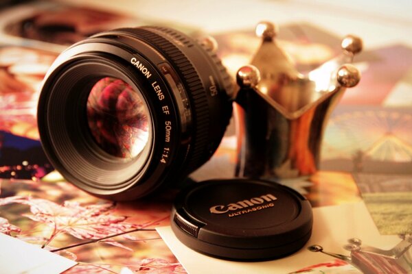 Objectif et couvercle canon sur fond de photos