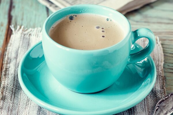 Tazza di caffè caldo sul tavolo