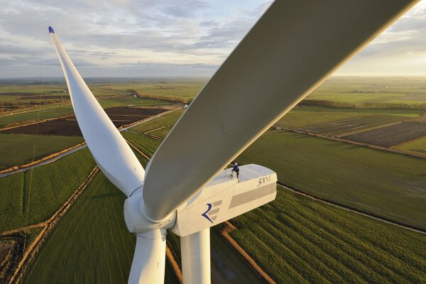 Windkraftanlage im Hintergrund der Felder