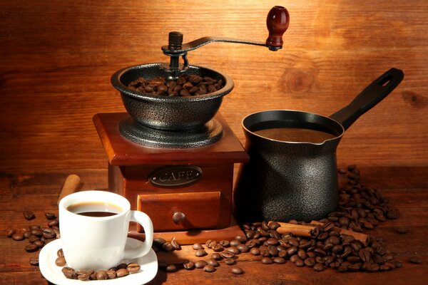 Taza de café aromático con canela