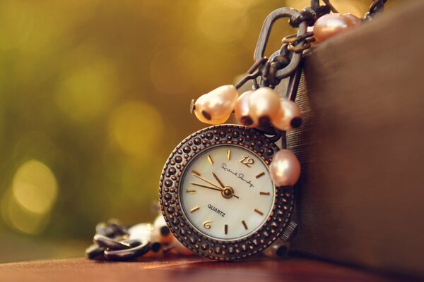 Reloj de metal chapado en oro