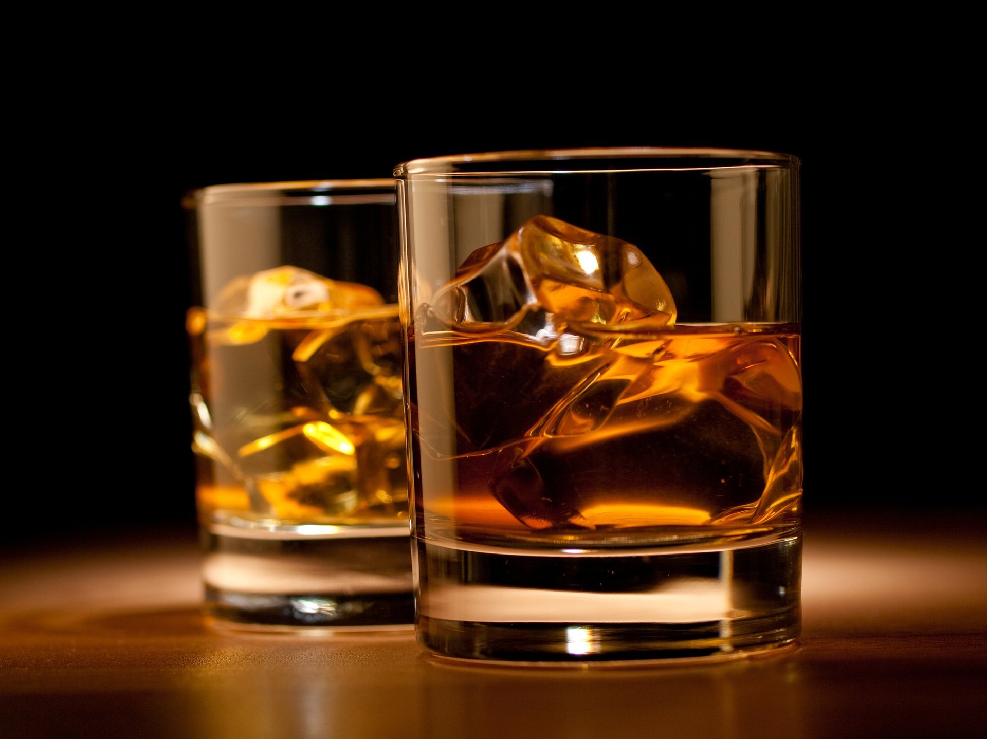 whisky drink kieliszki stół kostki lód