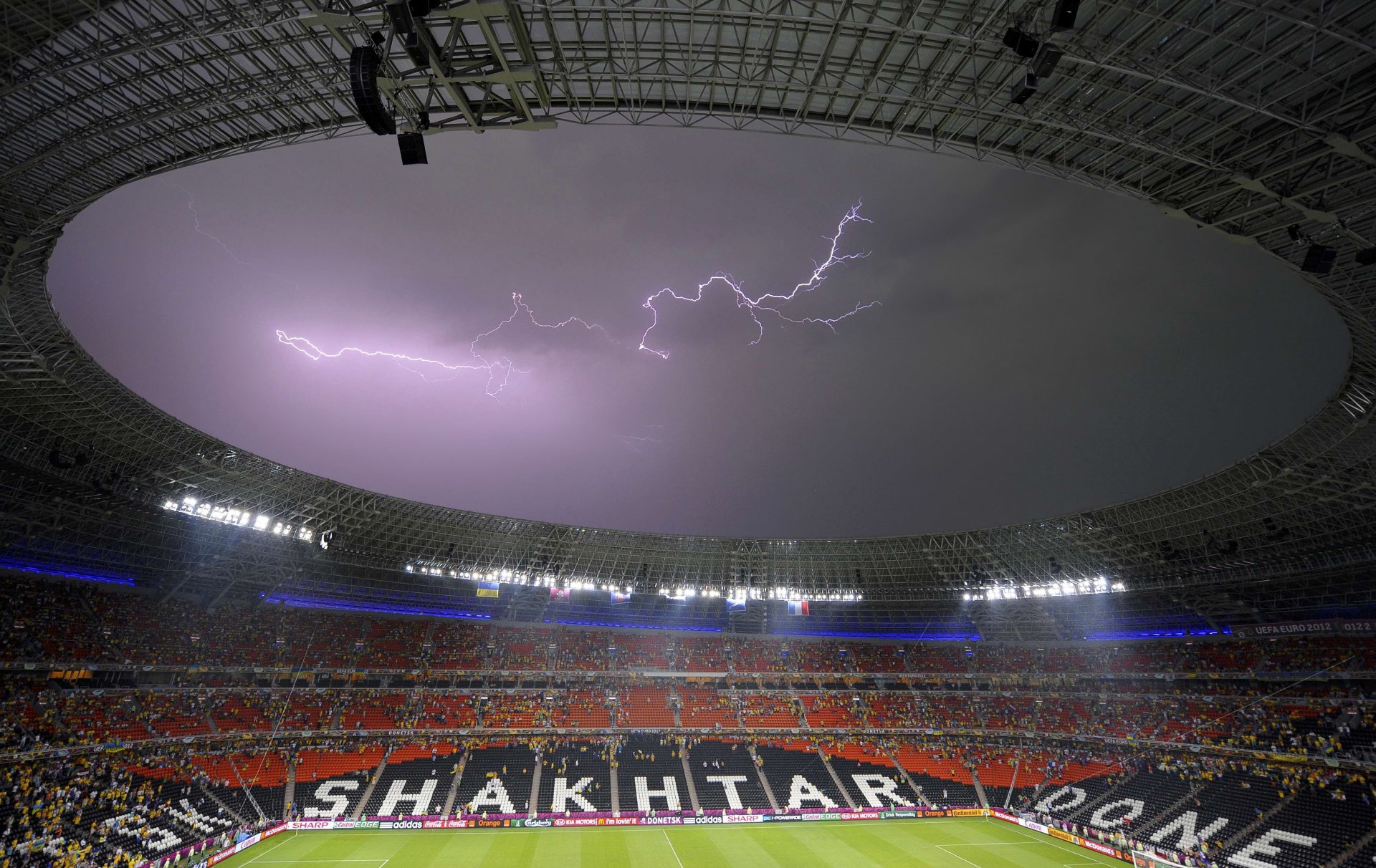 stade donbass arena donetsk shakhtar euro 2012 football foudre