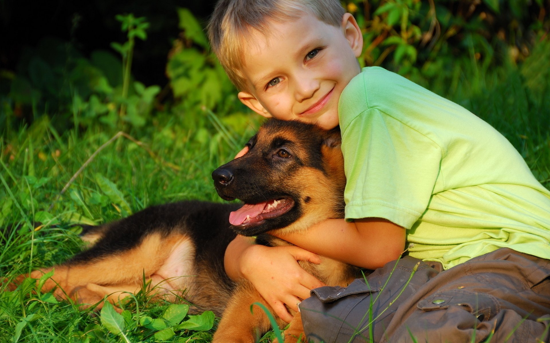 niño bebé perro cachorro abrazos amigo amigos