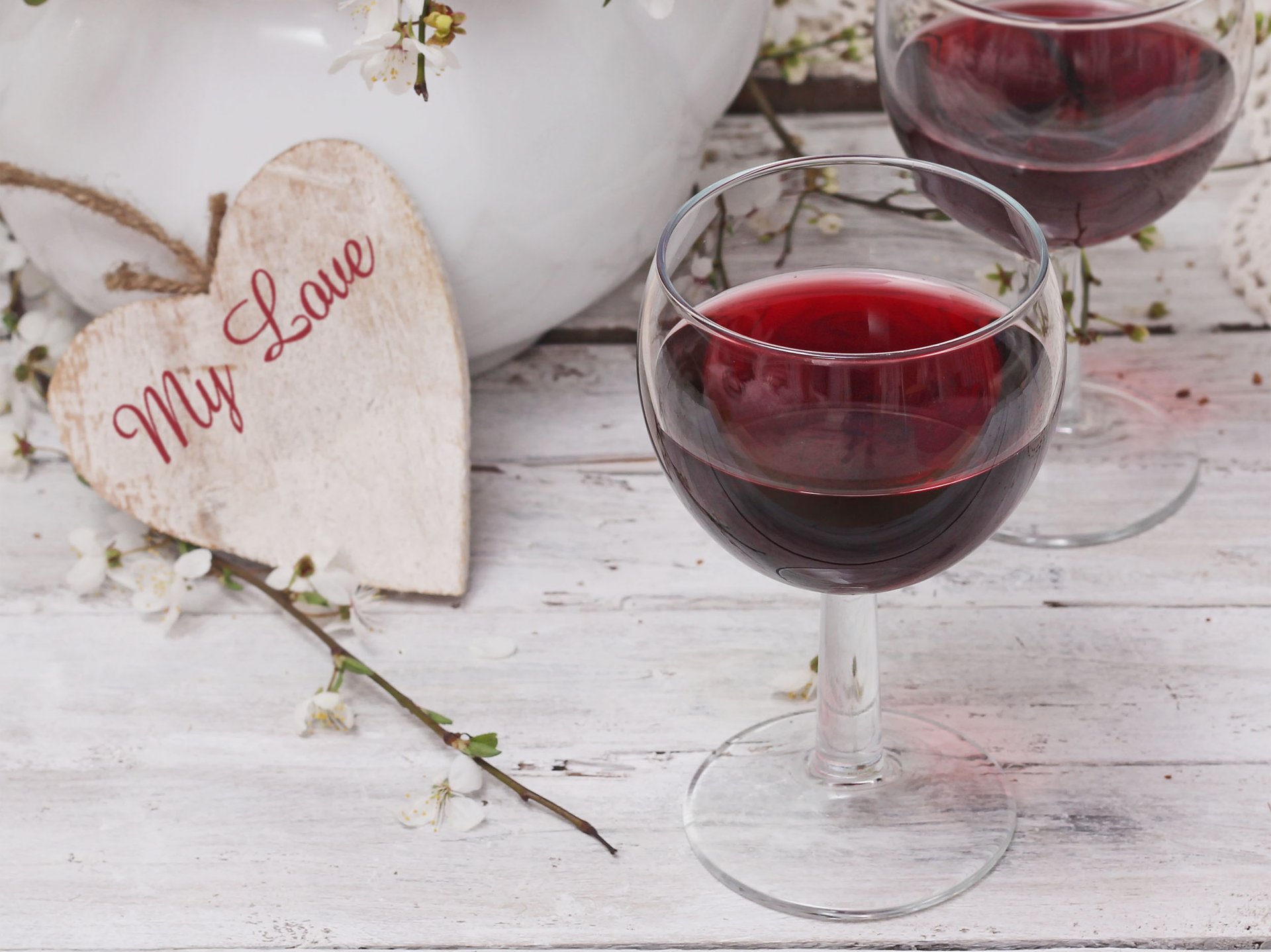 table glasses wine red heart