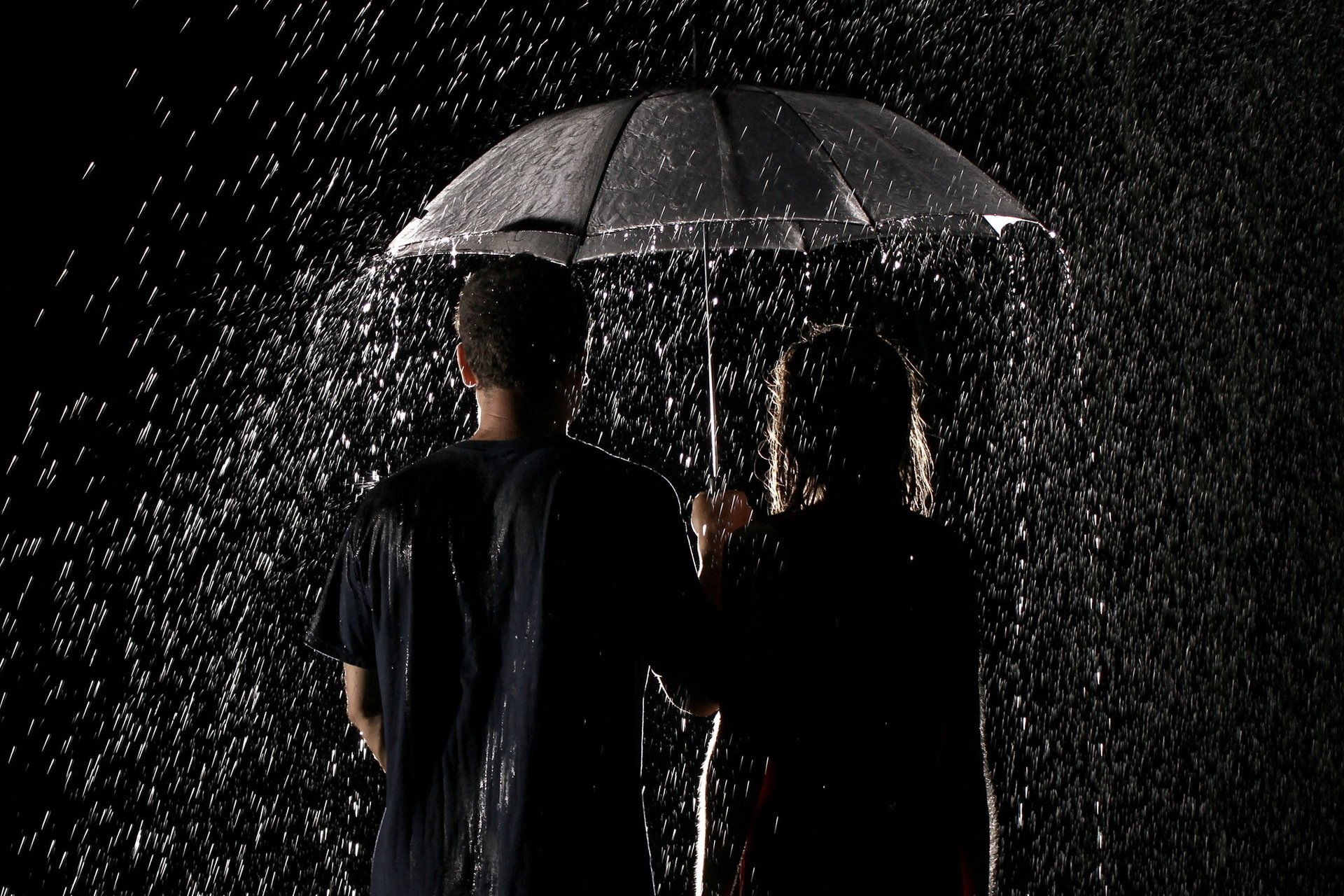 pluie parapluie gouttes couple