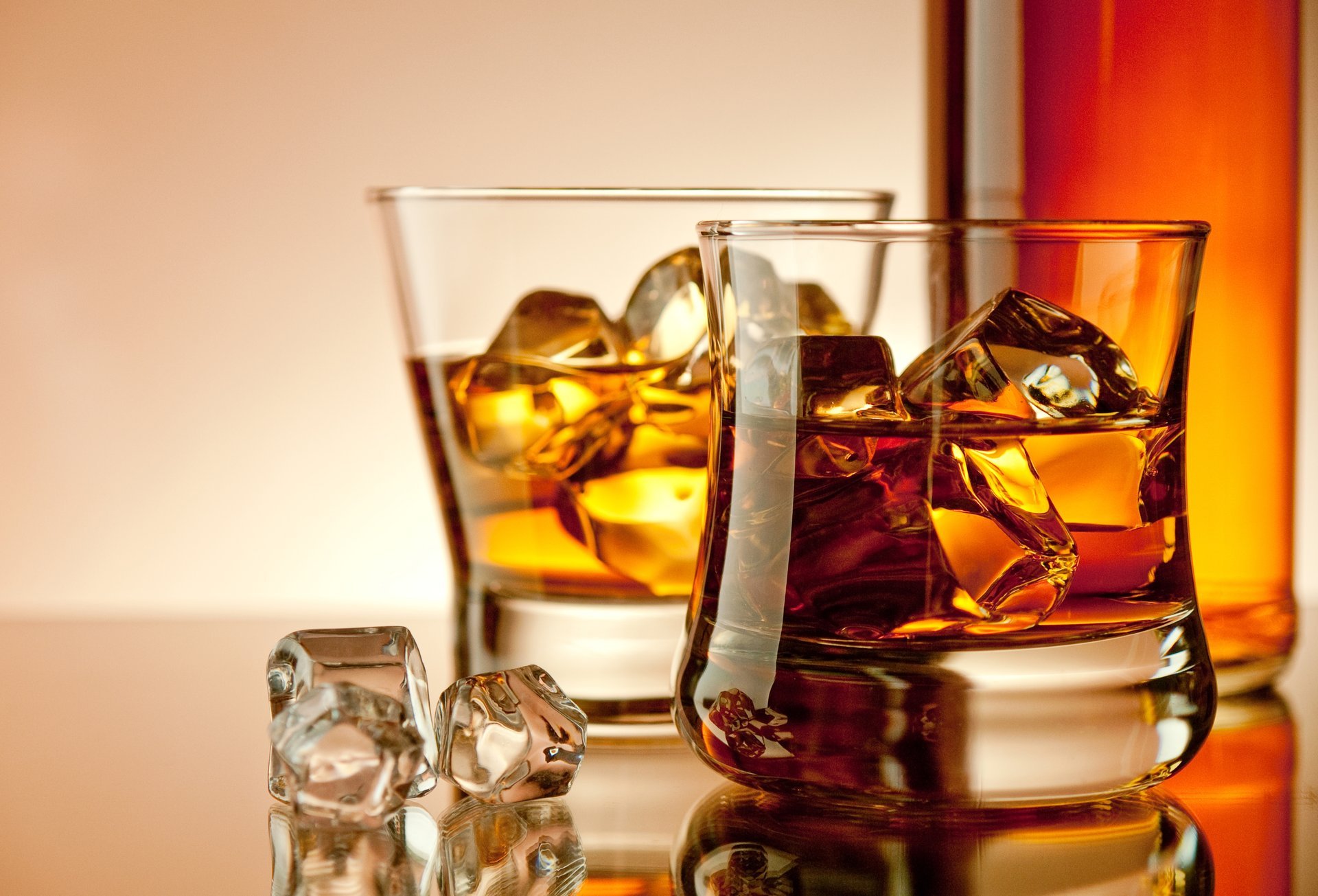 whisky bebida alcohol copas de vino botella hielo cubos