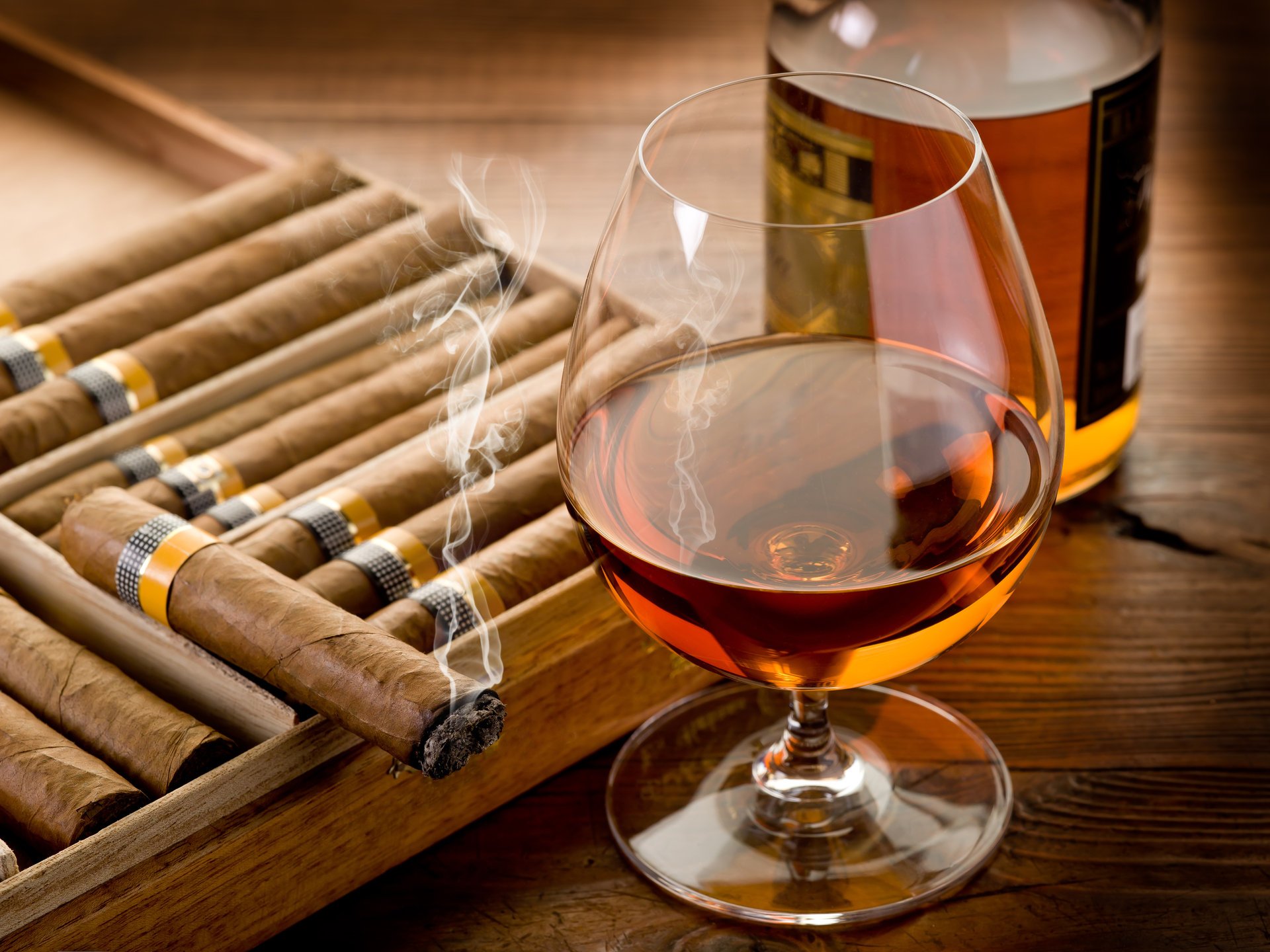 table verre bouteille cognac cigare fumée