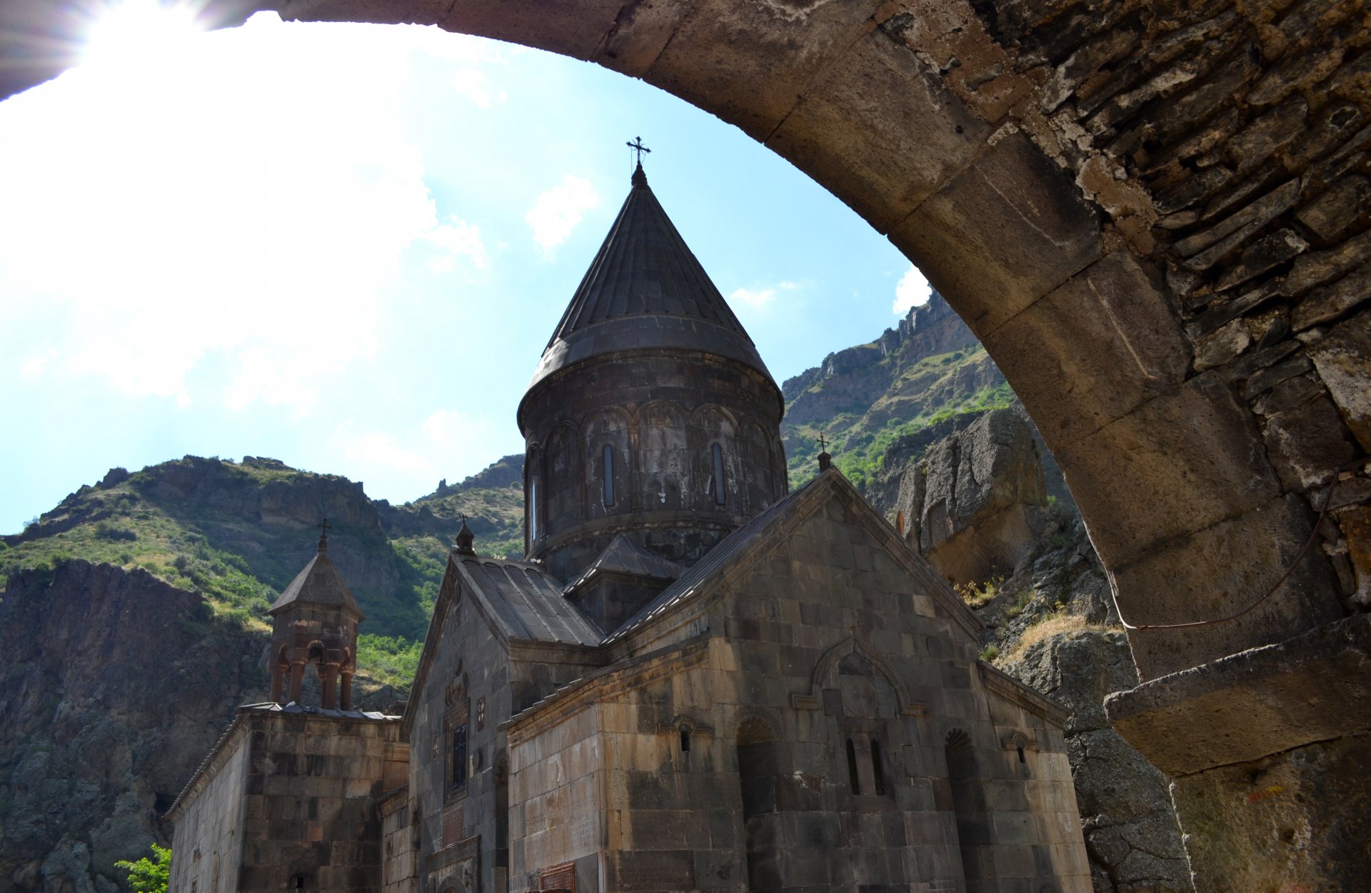 iglesia sol cielo montañas montaña azul piedras piedra séquito estructura armenia gehart árboles hojas plantas monasterio