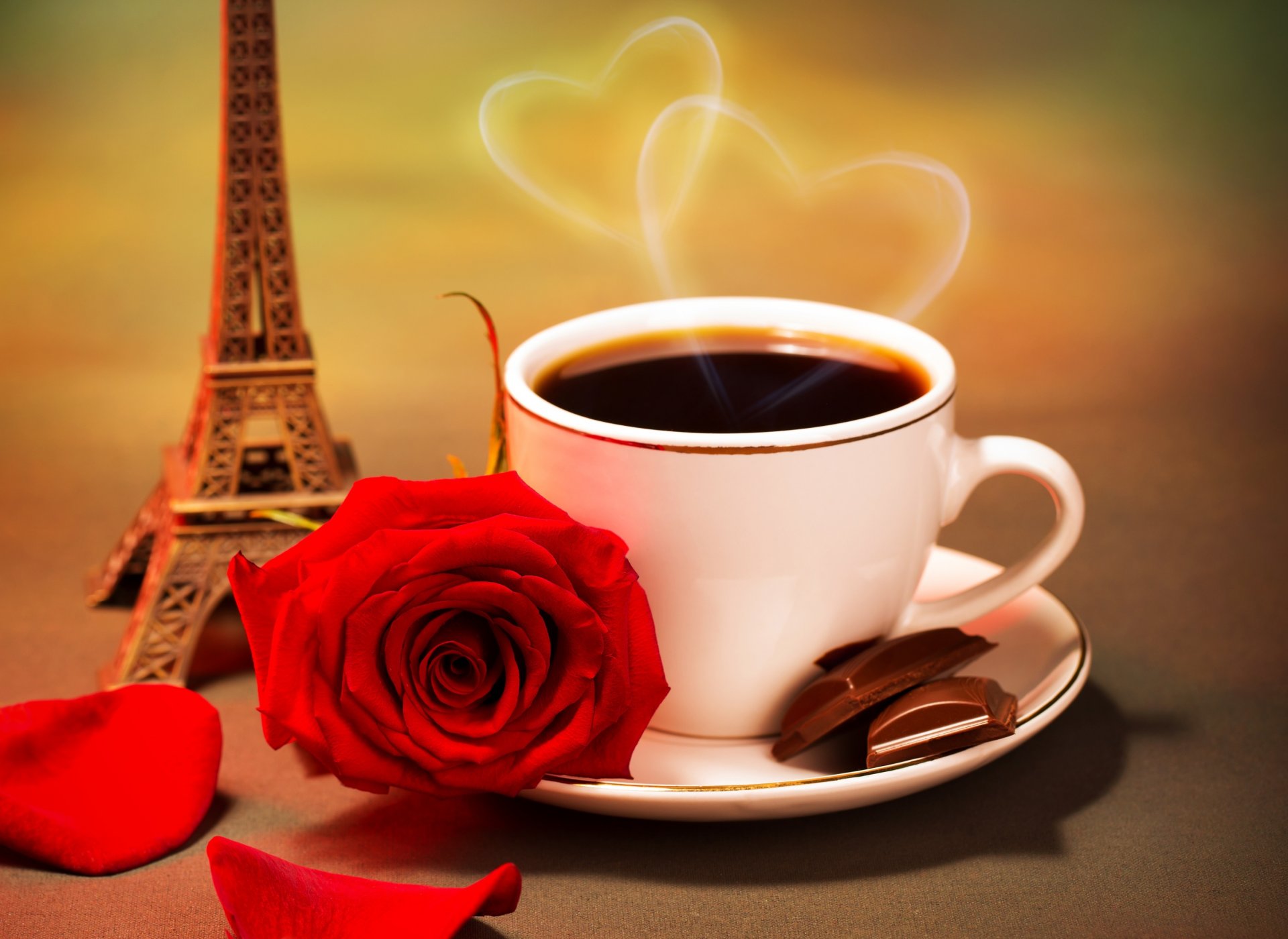 taza platillo chocolate gajos café vapor corazón corazones flor rosa rojo pétalos estatuilla torre eiffel