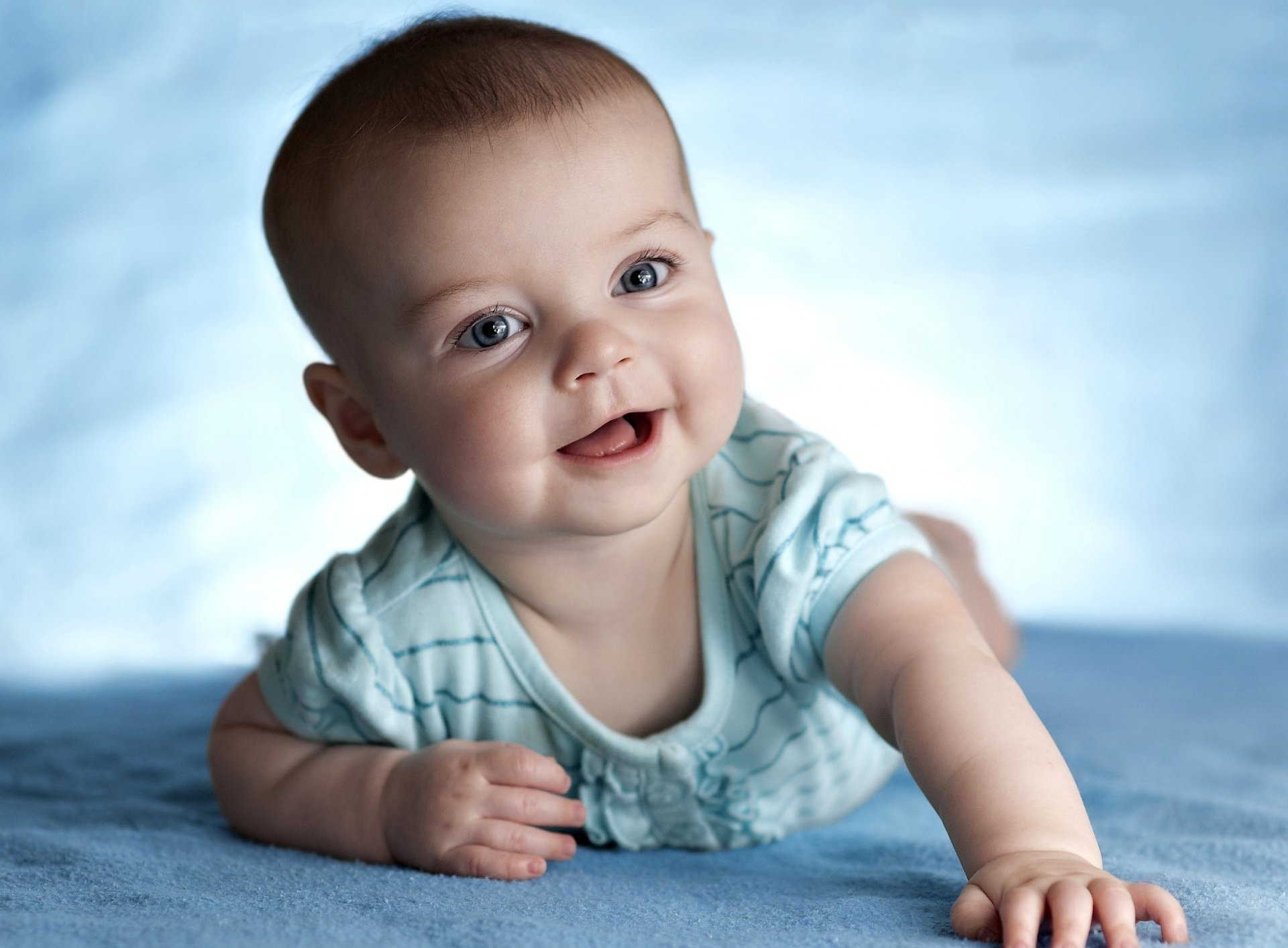 child babe skein baby smile view