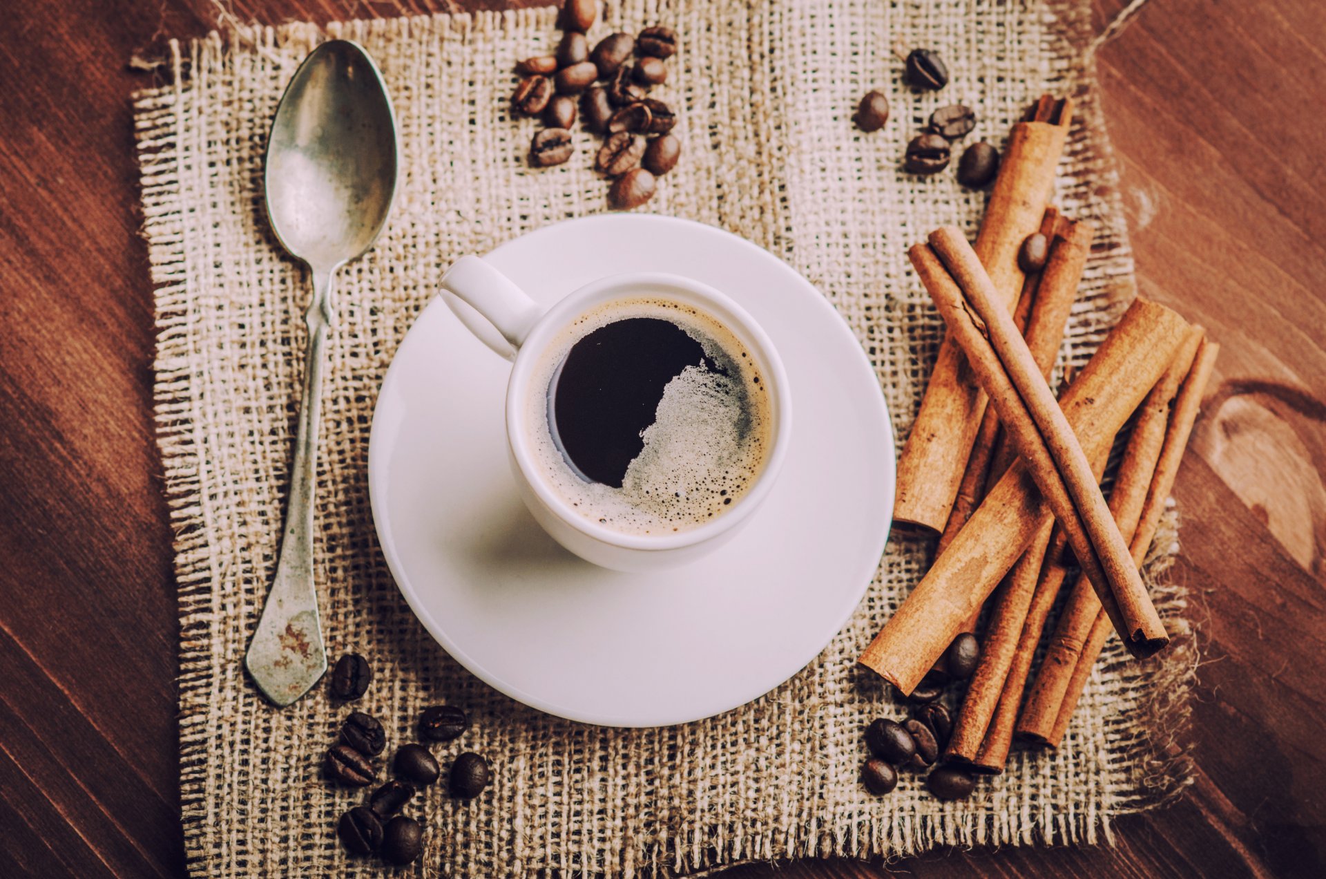 soucoupe tasse café boisson cuillère cannelle serviette