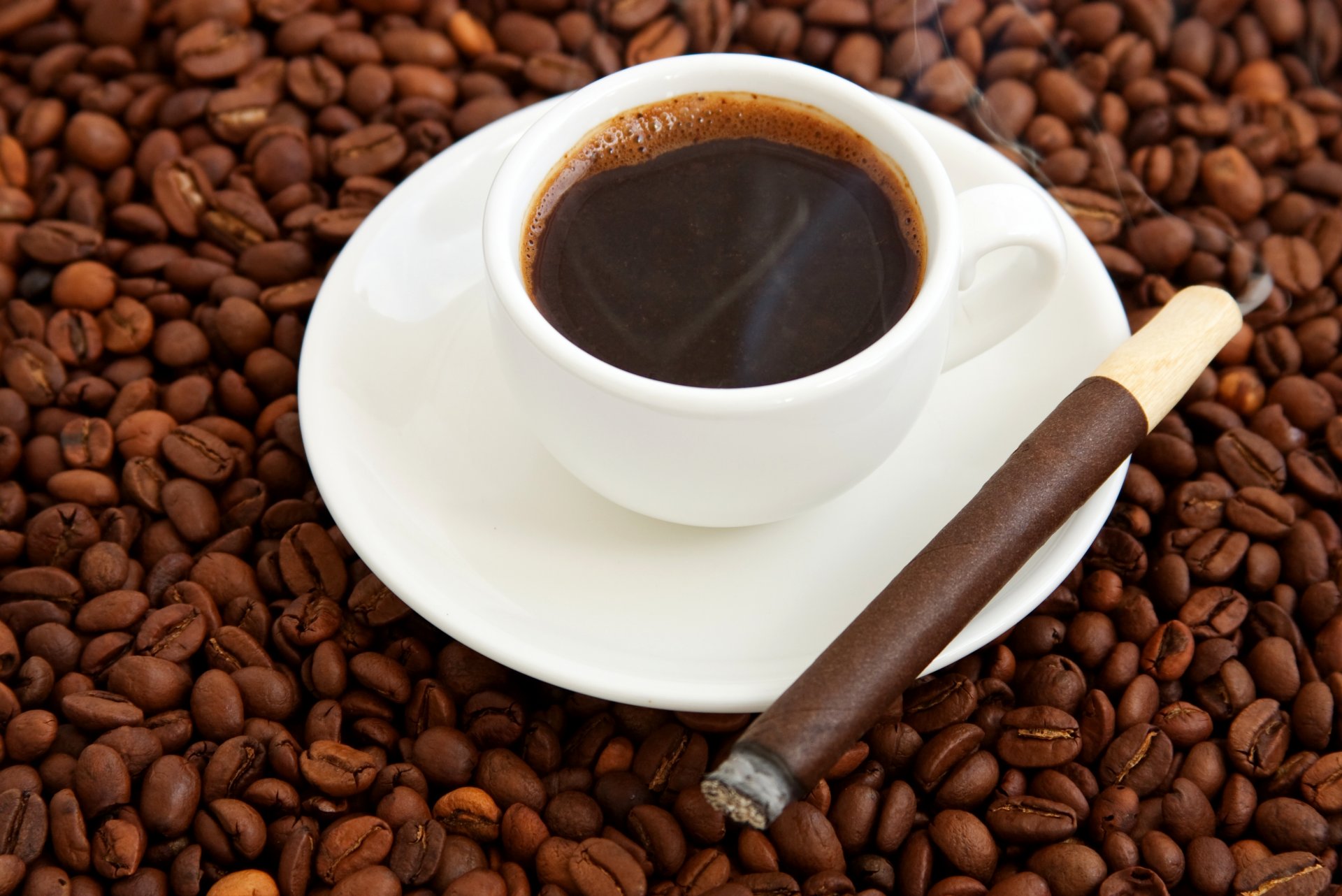 café taza bebida granos cigarrillo platillo