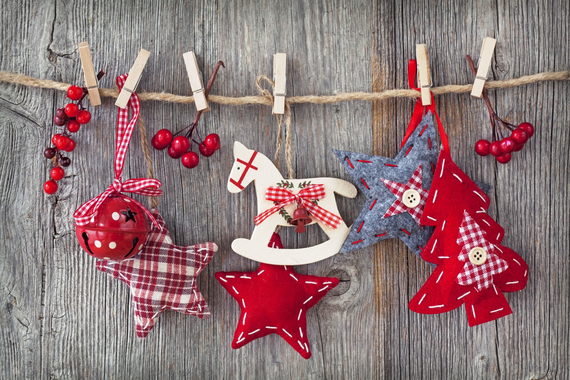 stoff figuren spielzeug aus holz sterne weihnachtsbaum knöpfe wäscheklammern seile bretter glocke stechpalme stechpalme urlaub weihnachten winter