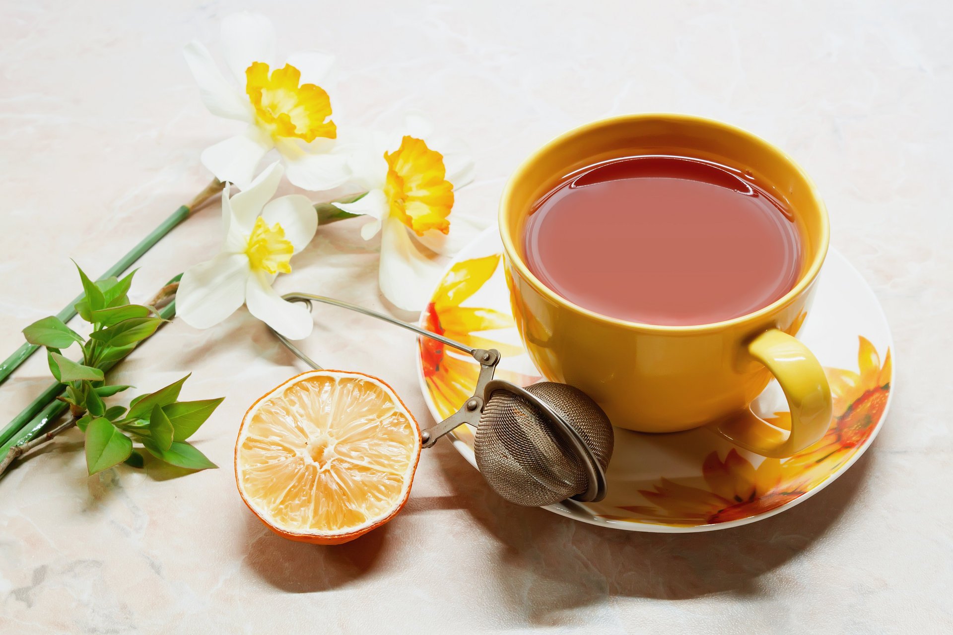 table soucoupe tasse thé boisson filet orange fleurs