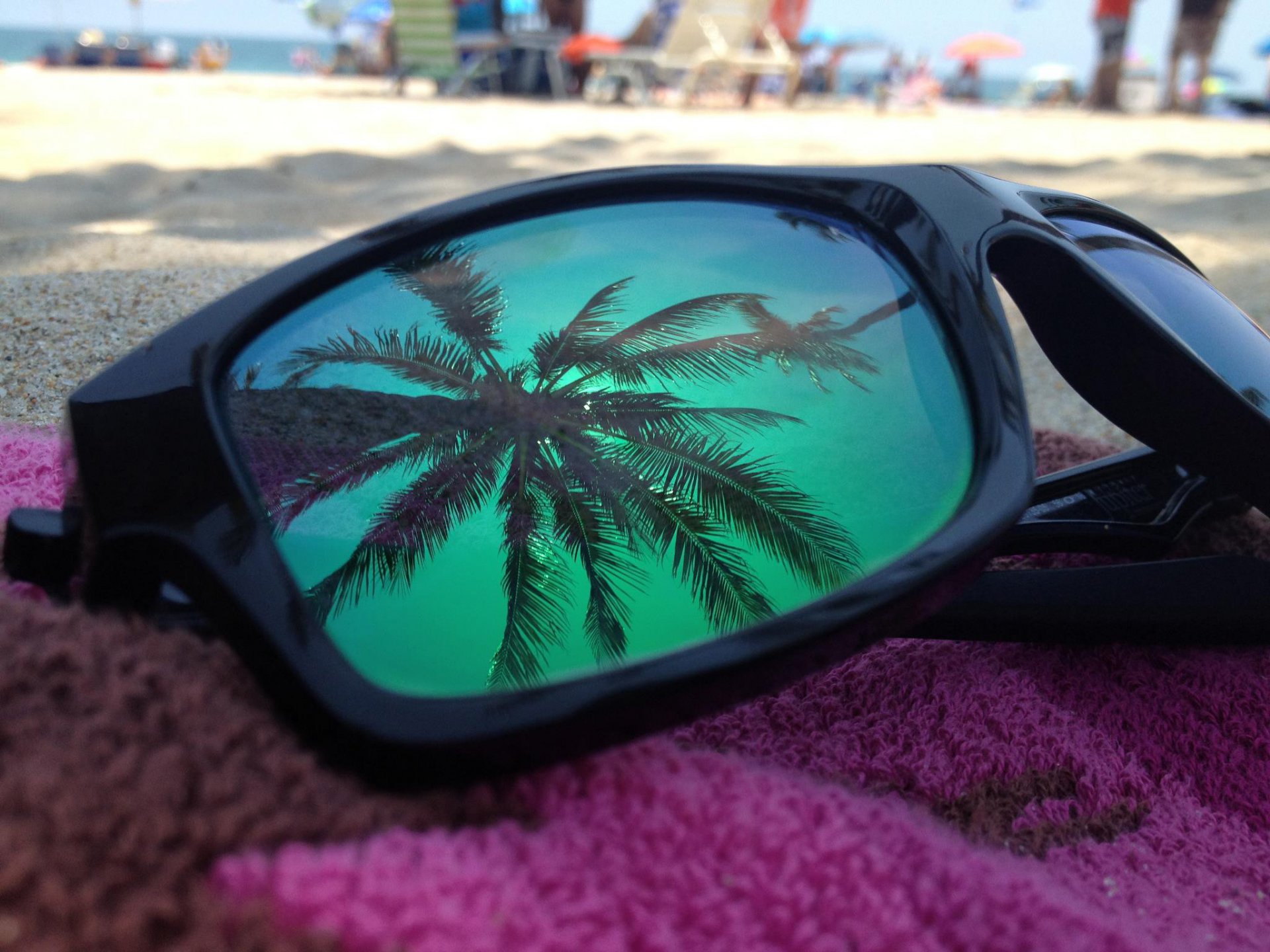 brille reflexion palme strand