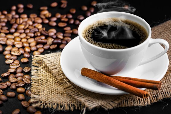 Une tasse de café à la cannelle est debout sur la table